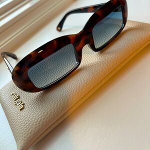 Cult Gaia gradient wayfarer sunglasses!!